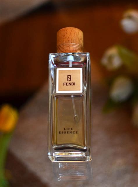 Life Essence Fendi одеколон — аромат для мужчин 1996.